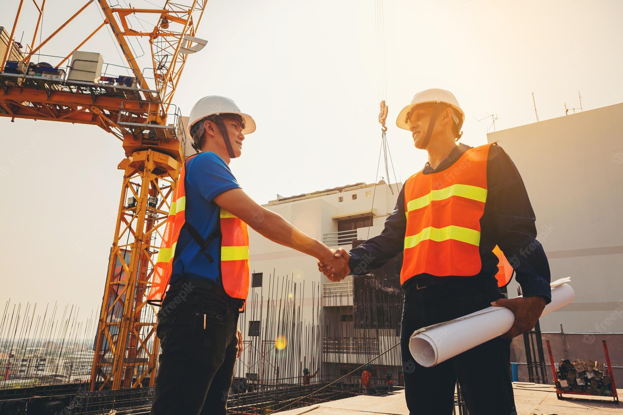 Equipo de trabajo en una obra industrial